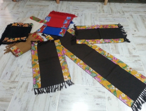 Jogo com barrado em chita para cozinha 3 peças 2 tapetes de 45x75cm 1 passeir de 45x145cm